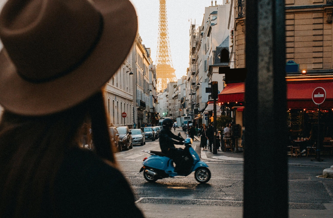 Hotel Almarine Eiffel - The Neighborhood