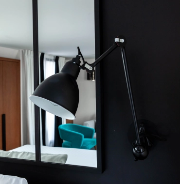 Lampe au-dessus du lit au LAZ Hôtel Paris